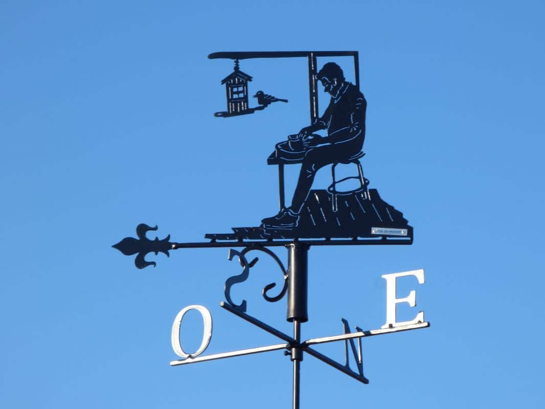 En plein travail, ce potier possède les secrets de son art !