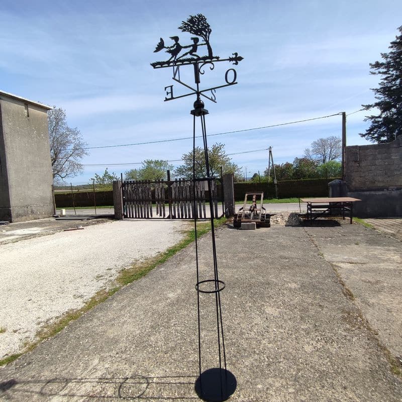 Un support parfois nécessaire pour que la girouette prenne bien le vent (et surtout qu'on la voit mieux !)