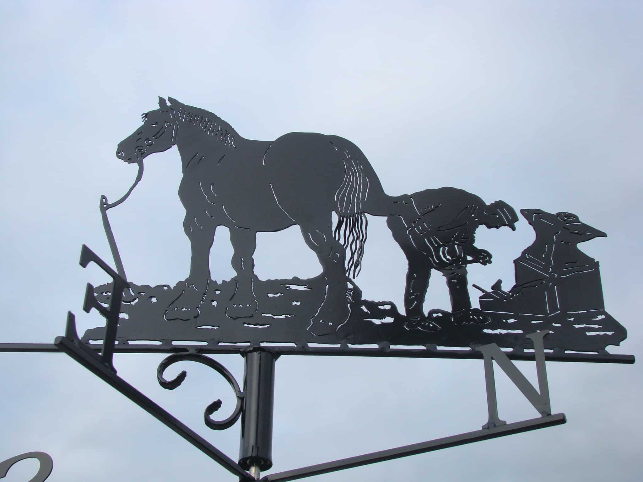 Fier d'un savoir millénaire, le maréchal ferrand rend bien des services à la communauté