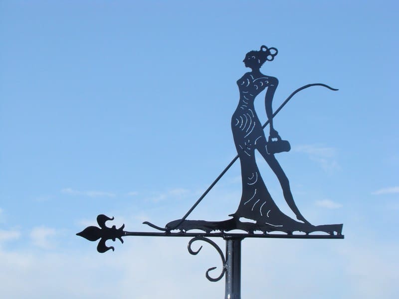 Pleine d'allure, cette belle femme sophistiquée sait où l'emporte le vent.