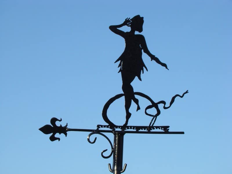 Les années 30 sont mises en valeur avec cette girouette Charlestone !