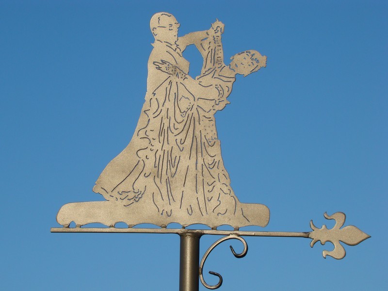 Les danseurs s'envolent et laissent le vent les guider.