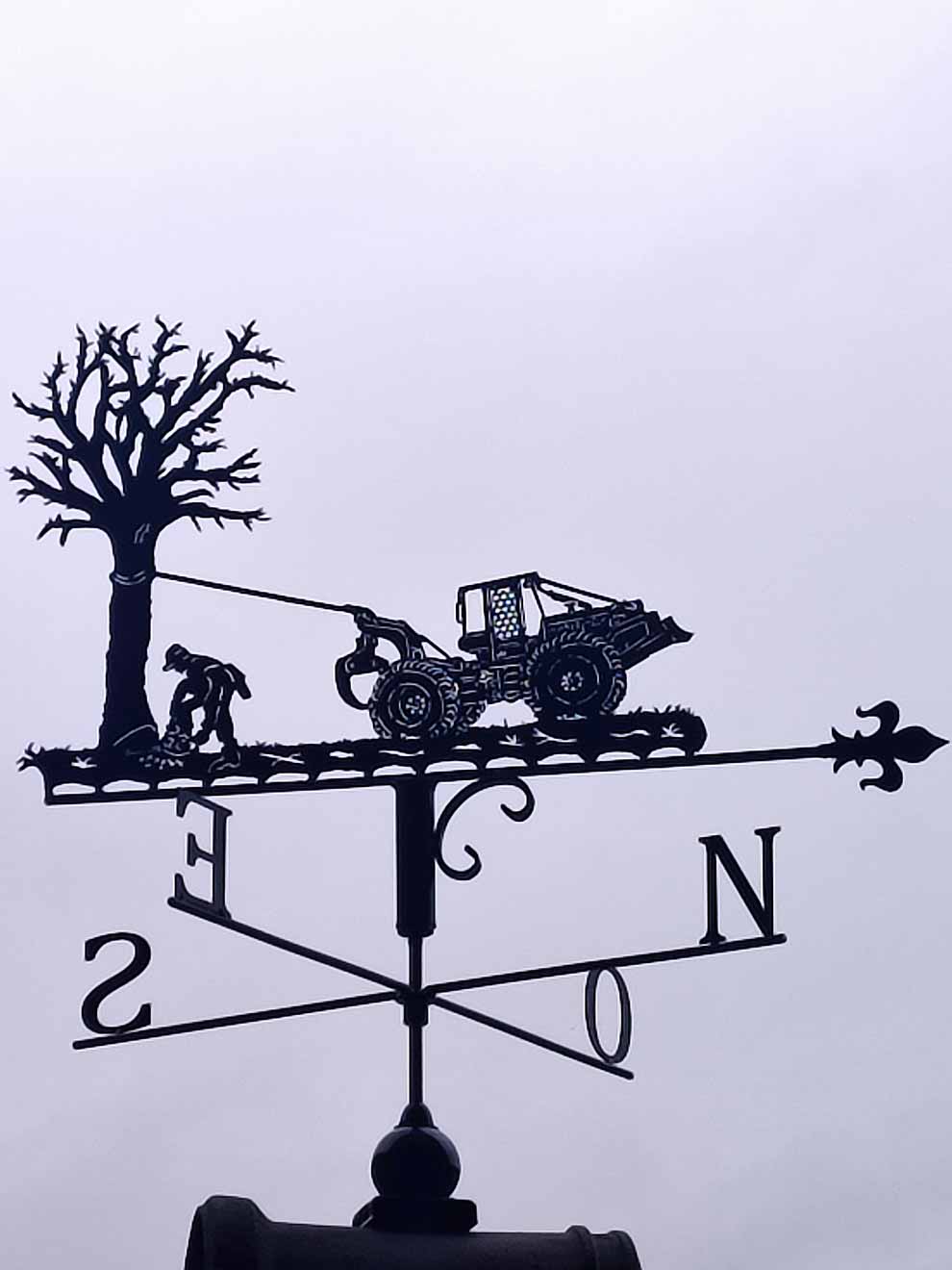 Une girouette représentant un bûcheron en train de travailler à la découpe d'un arbre
