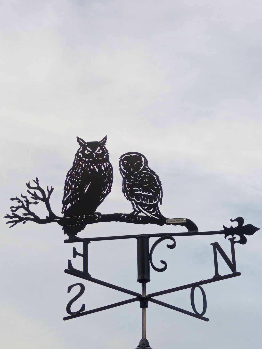 Une girouette représentant une chouette hulotte et un hibou grand duc